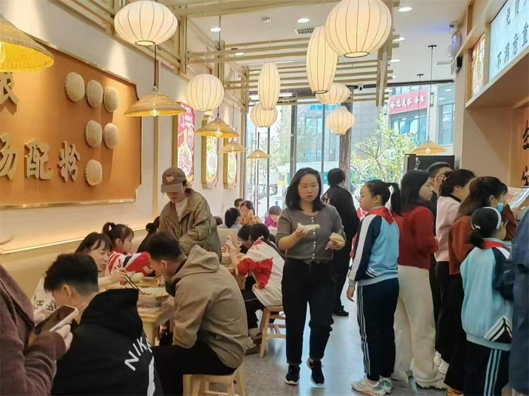 想做小成本餐饮创业？霸舌生滚牛肉米粉加盟，